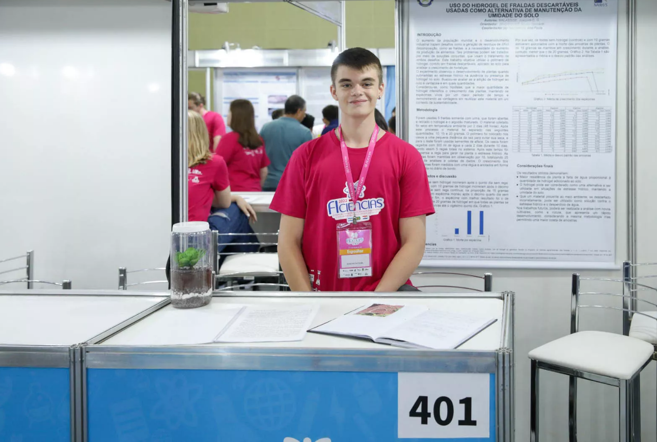 aluno Joaquim Canhadas Genvigir Malassise (16), do 2º Colégio da Polícia Militar do Paraná, em Londrina.