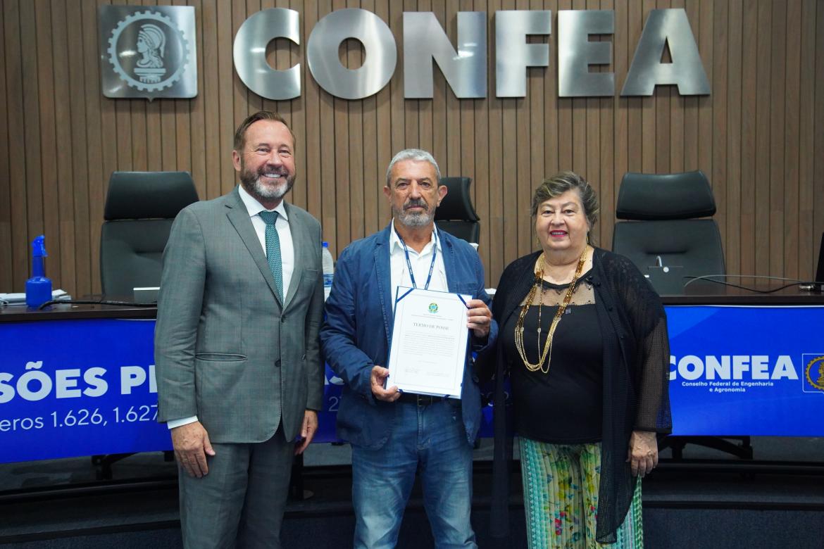 Presidente do Confea, eng. civ. Joel Krüger, conselheiro federal eng. civ. Paulo Cesar Nayfeld Granja e conselheira federal eng. civ. Carmen Petraglia