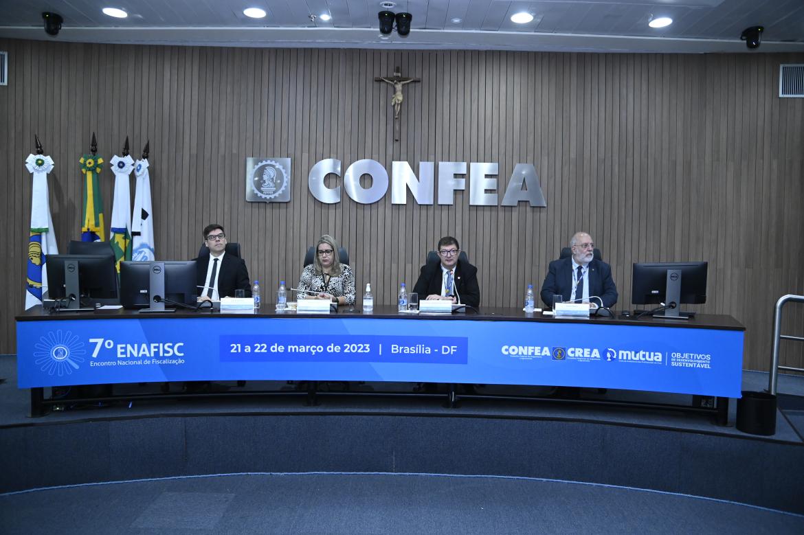 Mesa de abertura do encontro (da dir. p/ esq.): Osmar Barros, Evânio Nicoleit, Michele Costa e Igor Fernades